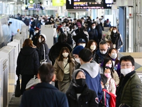 新幹線を利用する帰省客らで混み合ったＪＲ新神戸駅のホーム＝２９日午前、神戸市中央区