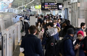 帰省客で混雑する新神戸駅＝２９日午前、神戸市中央区加納町１