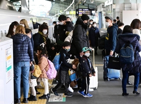 帰省客で混雑する新神戸駅＝２９日午前、神戸市中央区加納町１
