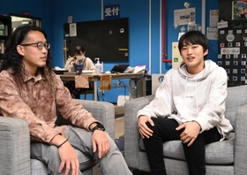「人生を変えてくれたキーパーソン」である今井直人さん（左）と笑顔で話す原田伊織さん＝尼崎市若王寺２、尼崎市立ユース交流センター