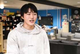 自身の経験とこれからについて語った大学生の原田伊織さん＝尼崎市若王寺２、尼崎市立ユース交流センター