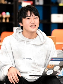 「苦しんでいる同世代の力になりたい」と語る大学生の原田伊織さん＝尼崎市若王寺２、尼崎市立ユース交流センター