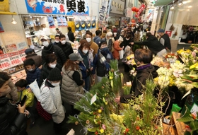 正月準備の買い物客でにぎわう東山商店街＝３０日午後、神戸市兵庫区東山町