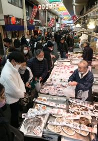 正月準備の買い物客でにぎわう東山商店街＝３０日午後、神戸市兵庫区東山町