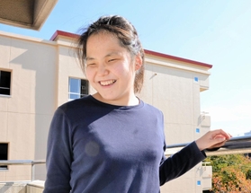 全国盲学校弁論大会で優勝した高等部３年の浅井花音さん＝神戸市立盲学校