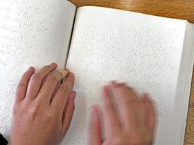 五十音を６個の点で表した点字教科書＝神戸市立盲学校