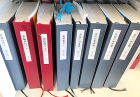普通の教科書より何倍も分厚く、数冊に分かれた点字教科書＝神戸市立盲学校