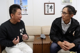 天野大地さん（右）と草刈健太郎さん。その出会いが天野さんの人生を変えた＝大阪市内