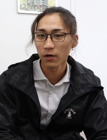 非行を繰り返して少年院に入った過去を振り返る天野大地さん＝大阪市内