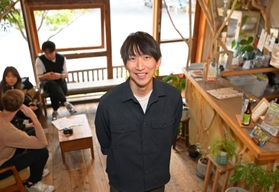 ゲストハウス「萬家」を営む朴徹雄さん＝神戸市灘区城内通４