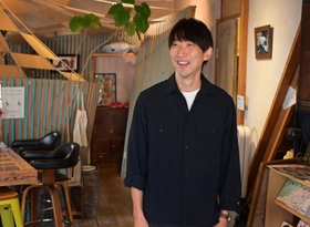 ゲストハウス「萬家」を営む朴徹雄さん＝神戸市灘区城内通４