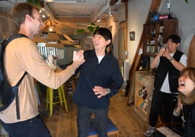 世界中の人が友達になるきっかけをつくりたいという朴徹雄さん（中央）＝神戸市灘区城内通４