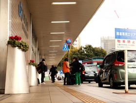 ＪＲ新神戸駅も登場。赤いシクラメンは映画仕様だ＝神戸市中央区加納町１