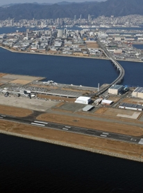 国際化が決まり、都心部との交通アクセスの強化が急務となっている神戸空港