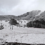 初雪となったハチ高原。鉢伏山やゲレンデに雪が積もった＝１日午前、養父市内