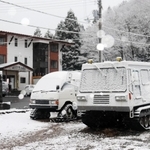 初雪となったハチ高原。雪上車も準備が進んでいる＝１日午前、養父市内