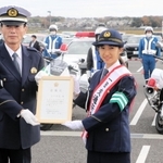 一日交通安全大使を委嘱された田中希実選手（手前右）＝小野市役所前