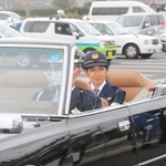 「一日交通安全大使」を委嘱され、オープンカーに乗って小野市役所を出発する田中希実選手＝同市役所