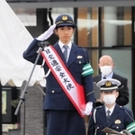 「一日交通安全大使」を務め、警察官らに敬礼する田中希実選手＝小野市役所前
