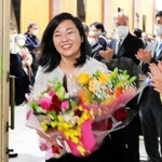 支援者から花束を受け取る稲村和美・尼崎市長＝尼崎市役所