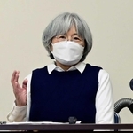 児童たちに語りかける亜希子さんの母、鈴子さん
