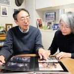 アルバムを開き、長女の玲さんをしのぶ松本邦夫さん（左）、和代さん＝芦屋市内