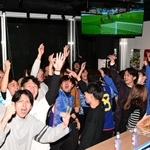 後半３分、堂安のゴールで同点に追いつき、盛り上がるスポーツバー＝２日午前５時５分、神戸市中央区下山手通１（撮影・坂井萌香）