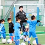 堂安と開校したサッカースクールで指導する兄の憂さん（中央）＝２日午後、尼崎市潮江１