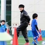 堂安と開校したサッカースクールで指導する兄の憂さん（中央）＝２日午後、尼崎市潮江１
