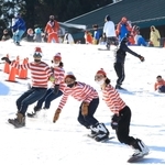 人工雪のゲレンデを滑走するスノーボーダーら＝３日午前、神戸市灘区六甲山町、六甲山スノーパーク（撮影・吉田敦史）