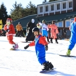 人工雪のゲレンデを滑走するスノーボーダーら＝３日午前、神戸市灘区六甲山町、六甲山スノーパーク（撮影・吉田敦史）