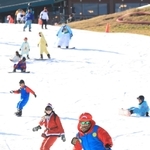 人工雪のゲレンデを滑走するスノーボーダーら＝３日午前、神戸市灘区六甲山町、六甲山スノーパーク（撮影・吉田敦史）