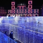 無数の発光ダイオード（ＬＥＤ）で彩られた光の迷路やピンクパレス＝神戸市北区大沢町上大沢、道の駅神戸フルーツフラワーパーク大沢（撮影・吉田敦史）