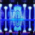 水面に反射するアイスパレス＝神戸市北区大沢町上大沢