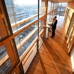木のぬくもりを感じさせるタクマ本社新館の６階フロア＝尼崎市金楽寺町２（撮影・秋山亮太）