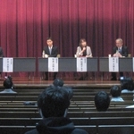 ビジネスプラットフォームをテーマに議論する研究者ら＝神戸市灘区六甲台町