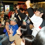 ベスト８進出を願い、エールを送るサポーターたち＝神戸市中央区中山手通１、スポーツバー「ＤＦｅｎｃｅ」