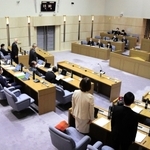 転落事故訴訟の控訴に関する議案を否決した三木市議会＝７日午後、三木市議会議場