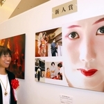 新人賞作品「瞳に覚悟　夢舞台目指し」（神戸新聞）を眺めるゲストの福士加代子さん＝７日午前、京都市南区