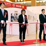 「報道展」の開幕に合わせ、テープカットするゲストの福士加代子さん（左から２人目）ら＝７日午前、京都市南区