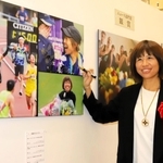 自身が写った作品にサインをするゲストの福士加代子さん＝７日午前、京都市南区