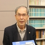 県政資料館から見つかった不妊手術に関する記録を手に、使える形での保存の大切さを訴える藤原精吾弁護士＝神戸市中央区相生町