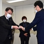 長田淳教育長（手前）に報告書を提出する調査委員会の松本隆行委員長＝９日午前、神戸市中央区東川崎町１（撮影・中西幸大）
