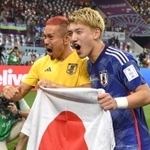 「ブラボー」。スペインに逆転勝ちし、雄たけびを上げる長友佑都（左）と堂安律＝２日、ドーハ