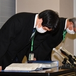 報告書の提出を受け、記者会見で頭を下げる神戸市教委の河野剛至児童生徒担当部長（右）ら＝９日午後、神戸市役所（撮影・三津山朋彦）