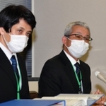 会見する神戸市教委の河野剛至児童生徒担当部長（右）ら＝９日午後、神戸市役所（撮影・三津山朋彦）