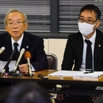 調査委の報告書提出を受け、女子生徒の遺族の代理人として会見する野口善國弁護士（左）と野口啓暁弁護士＝９日午後、神戸市役所（撮影・三津山朋彦）