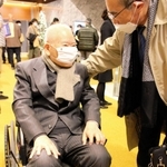シンポジウム後に参加者らと話す有本恵子さんの父明弘さん＝10日午後、東京都千代田区内幸町２
