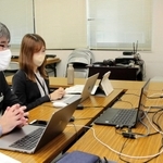 神戸市のマッチング事業で応募企業とオンライン面談する神戸電鉄の社員＝神戸市兵庫区新開地１