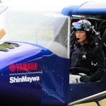 ヤマハ発動機と共同開発した機体に乗り込んだ新明和工業の宮内空野さん＝静岡県静岡市清水区、富士川滑空場